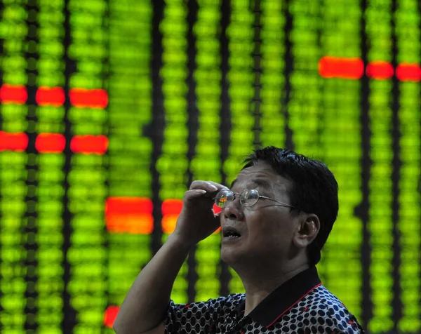 Zainteresowany Chiński Inwestor Patrzy Ceny Akcji Czerwony Wzrost Cen Zielone — Zdjęcie stockowe