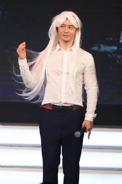 Actor Chino Huang Xiaoming Ajusta Una Peluca Blanca Durante Una — Foto de Stock