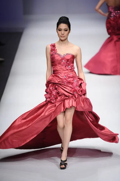 Model Displays New Creation Chinese Designer Weixing Luclassic Fashion Show — Stock Photo, Image