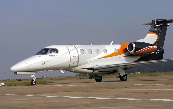 Egy Embraer Phenom 300 Sugárhajtású Repülőgépe Zhuhai Sanzao Repülőtér Felkészülés — Stock Fotó