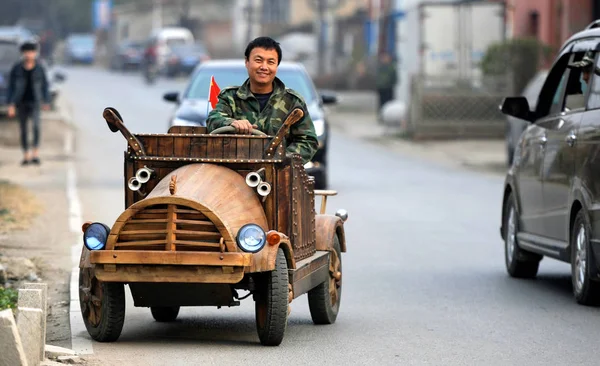 Κινέζος Ξυλουργός Liu Fulong Οδηγάει Σπιτικό Ξύλινο Ηλεκτρικό Του Αυτοκίνητο — Φωτογραφία Αρχείου