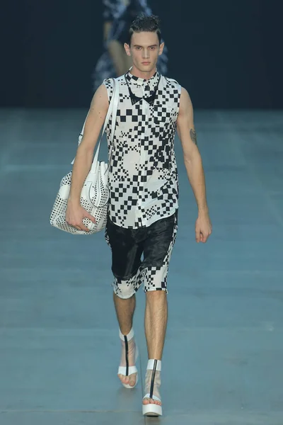 Model Wyświetla Nowe Stworzenie Pokaz Mody Pargay Podczas Chiny Fashion — Zdjęcie stockowe
