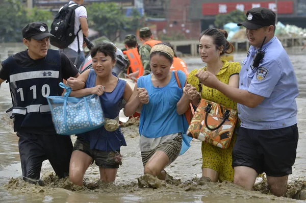 Chińscy Policjanci Ewakuacji Mieszkańców Ulicy Zalane Spowodowane Przez Ulewny Deszcz — Zdjęcie stockowe