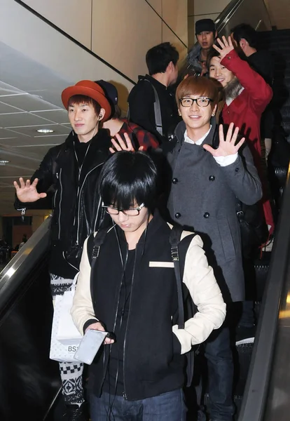 Участники Южнокорейской Группы Super Junior Обращаются Фанатам Тайваньском Международном Аэропорту — стоковое фото