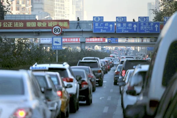 Massas Carros Movem Lentamente Engarrafamento Uma Estrada Durante Horas Ponta — Fotografia de Stock