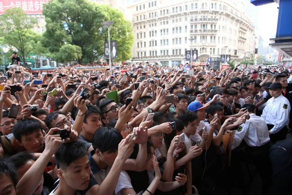 Толпы Китайских Фанатов Фотографируют Американского Баскетболиста Дуэйна Уэйда Время Встречи — стоковое фото