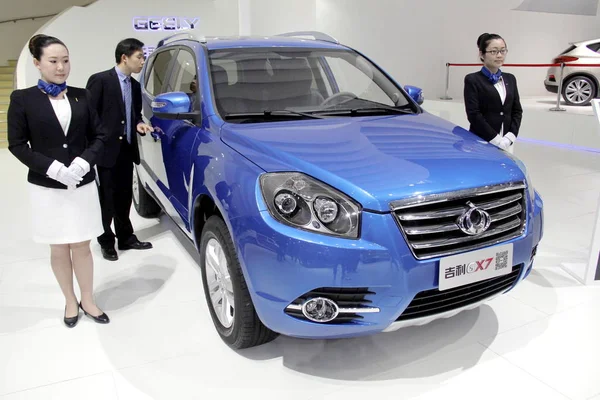 Besökare Ser Gleagle Gx7 Geely Displayen Beijing International Automotive Utställningen — Stockfoto