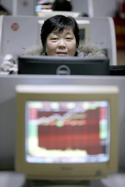 Chinese Investor Watches Computer Display Showing Shanghai Composite Index Stock — Stock Photo, Image