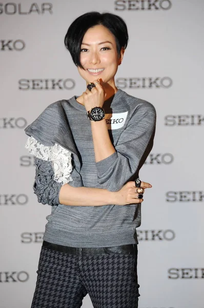 香港歌手兼女演员郑三美在2014年9月4日于中国香港举行的精工钟表推广活动中摆姿势 — 图库照片