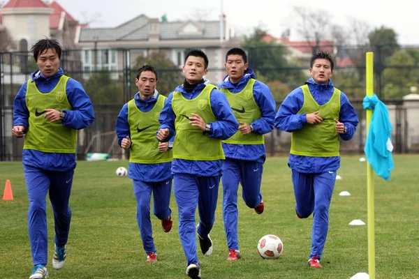 Voetballers Van Shanghai Shenhua Oefenen Tijdens Een Trainingssessie Kunming Stad — Stockfoto