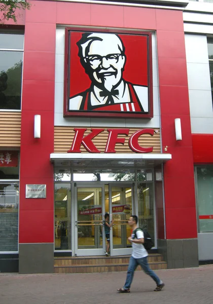 Pedestre Passa Por Restaurante Fast Food Kfc Yum Brands Pequim — Fotografia de Stock