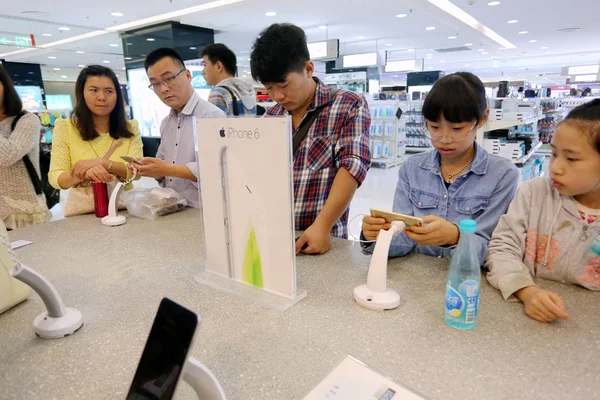 Chinese Customers Try Out Iphone Iphone Smartphones Apple Store Xuchang — Stock Photo, Image