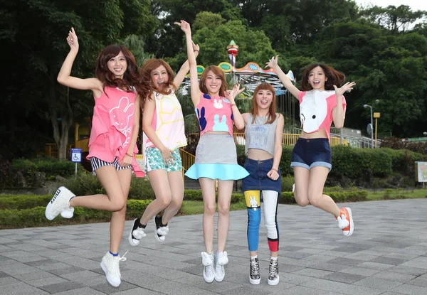 Tayvanlı Kız Grubunun Popu Bayan Üyeleri Fanlar Eğlence Parkı Taipei — Stok fotoğraf