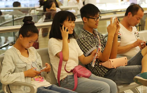 Gente Usa Sus Teléfonos Inteligentes Centro Comercial Ciudad Xuchang Provincia —  Fotos de Stock