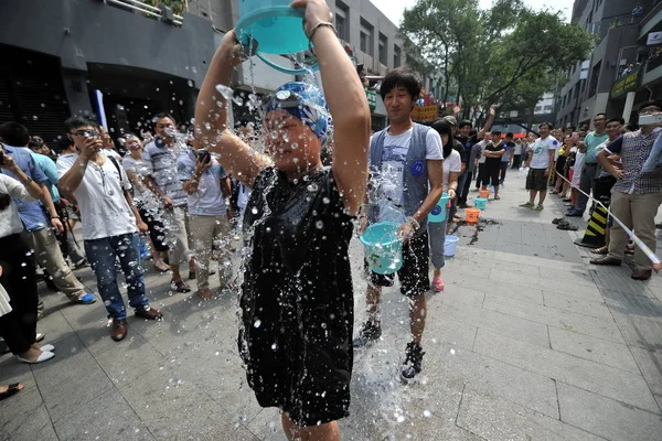 Jongeren Staan Rij Langs Een Straat Ice Bucket Challenge Zhongguancun — Stockfoto