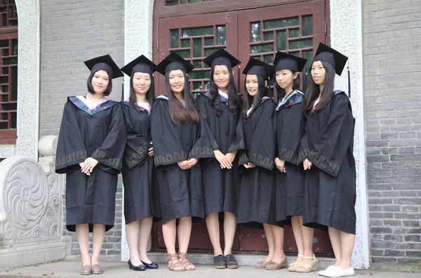 Graduados Chineses Vestidos Com Vestidos Acadêmicos Posar Durante Uma Sessão — Fotografia de Stock