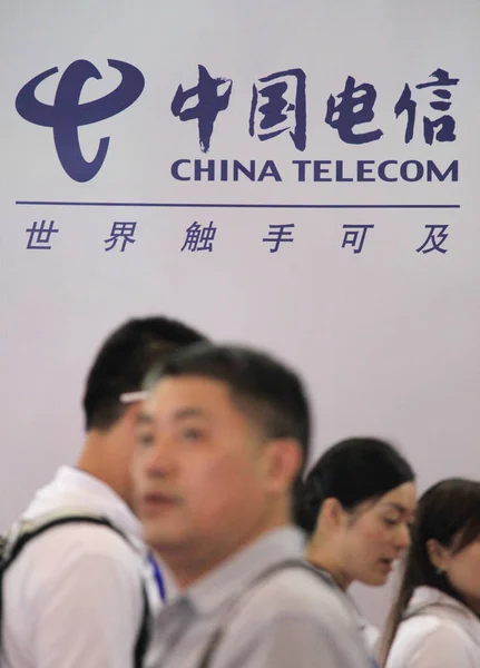 File Pedestrains Passar Por Anúncio China Telecom Cidade Nanjing Leste — Fotografia de Stock