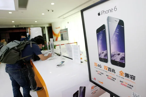 Chinese Buyers Try Out Iphone Smartphones Branch China Unicom Shanghai — Stock Photo, Image