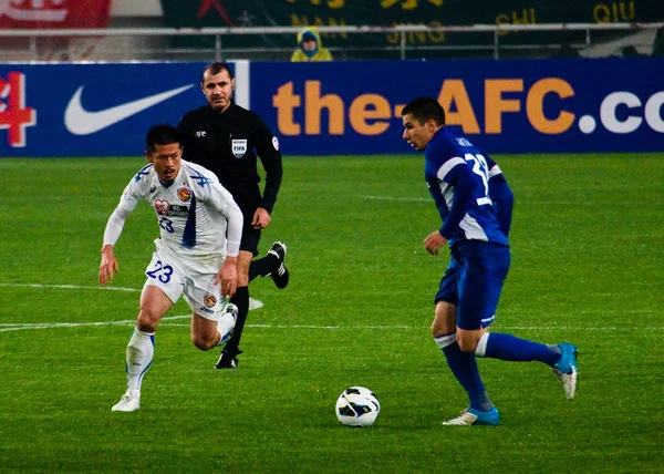 Aleksandar Jevtic Chinas Jiangsu Sainty Direita Dribla Contra Japoneses Vegalta — Fotografia de Stock