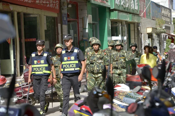 Ufficiali Polizia Cinesi Poliziotti Paramilitari Pattugliano Una Strada Nella Città — Foto Stock
