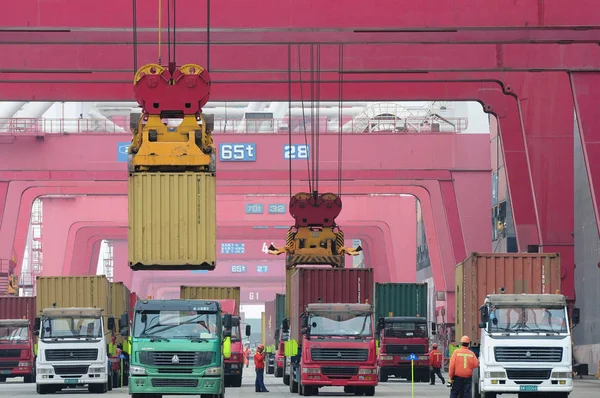 Lastbilar Transporterar Containrar Lossat Från Ett Fartyg Den Port Qingdao — Stockfoto