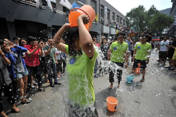 Молоді Люди Вишикувалися Вулиці Щоб Відважитися Ice Bucket Challenge Чжунгуанкуні — стокове фото