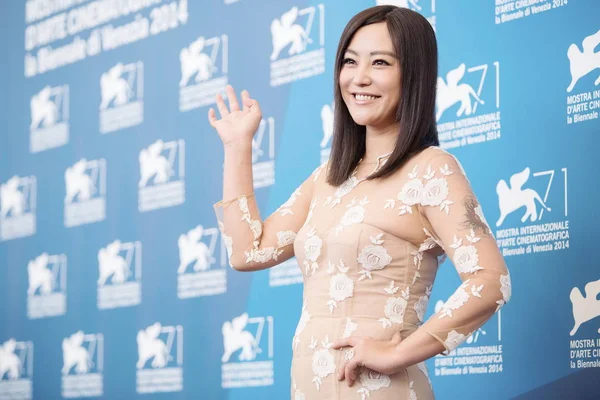 中国の女優雷浩ポーズ彼女の新作映画 大切な のフォトコールでヴェネツィア イタリア のヴェネツィア映画祭 2014 — ストック写真