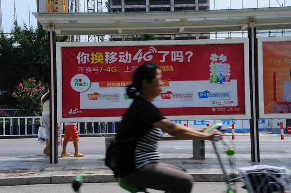 Ciclista Passa Por Anúncio Para Redes Lte China Mobile Cidade — Fotografia de Stock