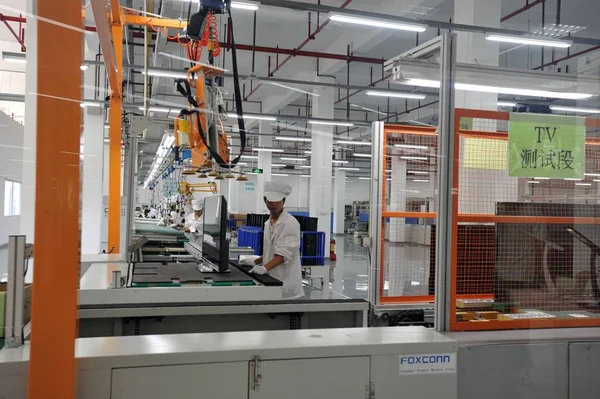 Trabajadores Chinos Producen Partes Televisores Una Línea Montaje Planta Foxconn —  Fotos de Stock
