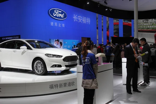 Посетители Смотрят Автомобиль Ford New Mondeo Время Шанхайской Международной Выставки — стоковое фото
