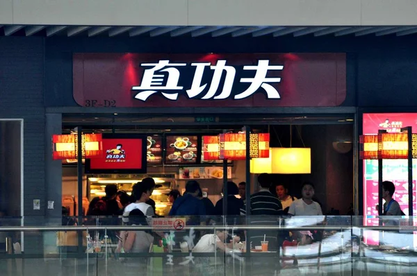 2013年7月20日 中国上海功夫快餐店的顾客用餐 — 图库照片