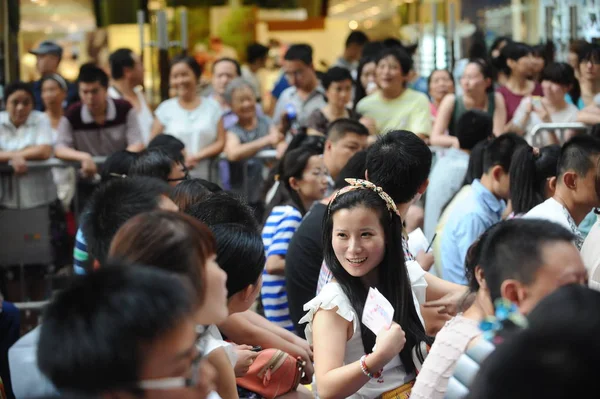 Jovens Chineses Solteiros Participam Evento Matchmaking Para Festival Qixi Também — Fotografia de Stock