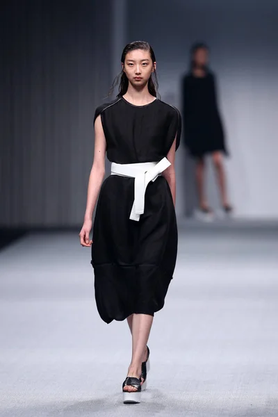 Modelo Exibe Uma Nova Criação Pelo Designer Zhu Chongyun Desfile — Fotografia de Stock