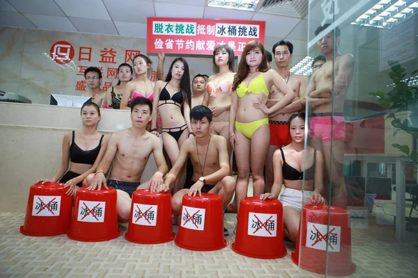 Funcionários Chineses Vestidos Com Biquínis Calções Banho Posam Atrás Baldes — Fotografia de Stock