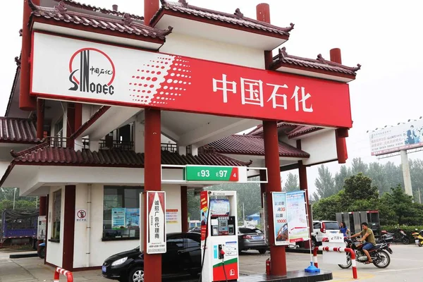 2013年7月14日 中国中部河南省许昌中石化加油站的一辆汽车加油 — 图库照片