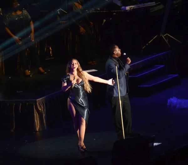 Американская Певица Мэрайя Кэри Слева Выступает Своем Концерте Шанхае Китай — стоковое фото