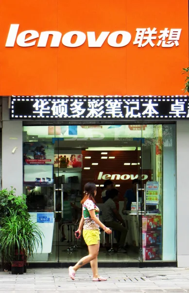 Jalankulkija Kävelee Lenovon Myymälän Ohi Yichangin Kaupungissa Chinas Hubein Maakunnassa — kuvapankkivalokuva