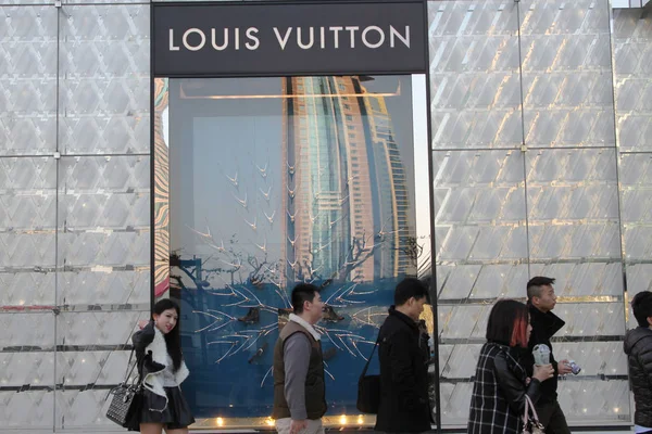 Gyalogosok Járni Korábban Louis Vuitton Áruház Shanghai Kína Január 2013 — Stock Fotó