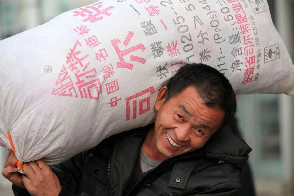 Работник Мигрант Несет Свой Багаж Железнодорожном Вокзале Бочжоу После Возвращения — стоковое фото