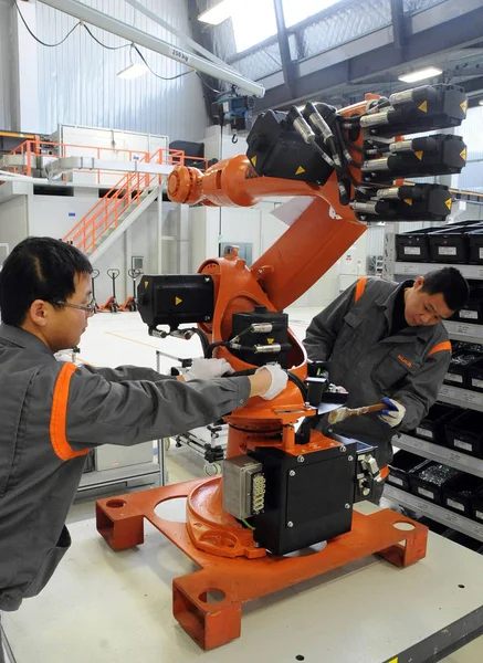 Çinli Işçiye Bir Robot Kuka Şanghay Çin Yeni Shanghai Fabrikası — Stok fotoğraf