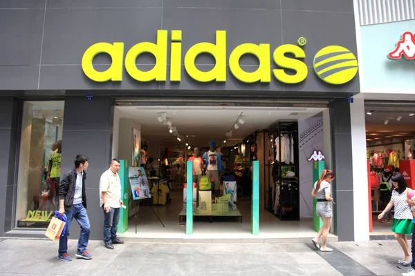 Pejalan Kaki Melewati Toko Pakaian Olahraga Adidas Kota Chengdu Barat — Stok Foto