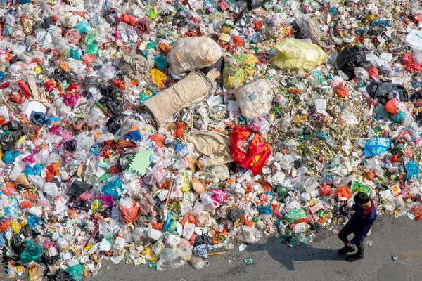 Pedestre Chinês Passa Por Pilhas Lixo Deixadas Uma Estrada Cidade — Fotografia de Stock