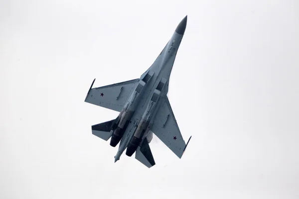 Avión Combate Sukhoi Del Equipo Acrobático Russian Knights Realiza Durante — Foto de Stock