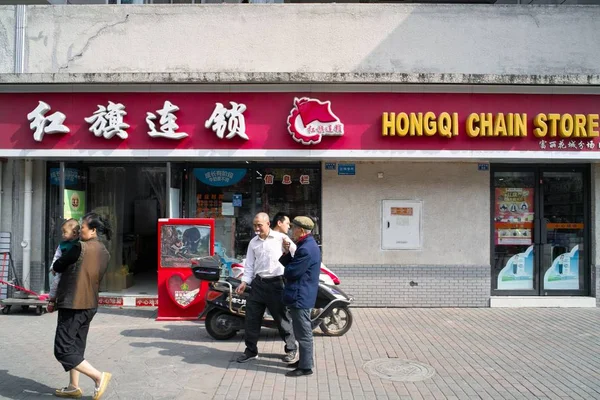 歩行者は成都市の虹橋チェーン店の支店を通り過ぎる 西中国四川省 2013 — ストック写真