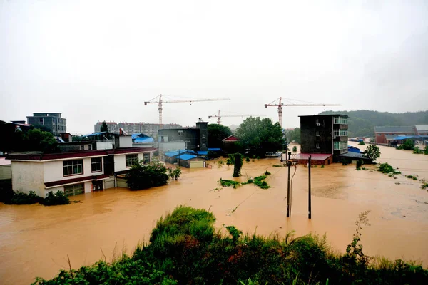 Domy Zanurzone Przez Powodzie Spowodowane Przez Ulewne Deszcze Typhoon Matmo — Zdjęcie stockowe
