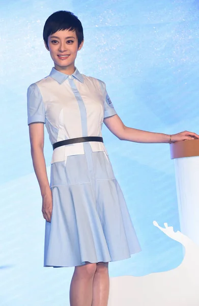 2014 アボットの Eleva 粉ミルクのプロモーション イベント中中国女優孫立のポーズします — ストック写真