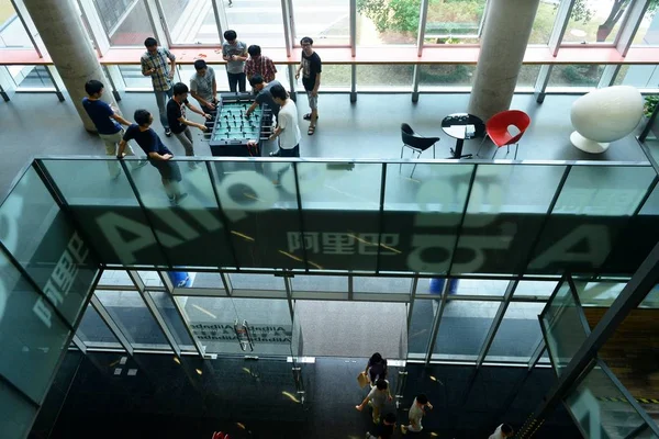 Čínští Zaměstnanci Hrají Ústředí Čínské Společnosti Pro Commerce Giant Alibaba — Stock fotografie