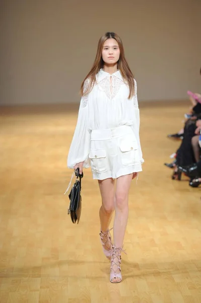Modelo Exibe Uma Nova Criação Desfile Moda Chloe 2015 Primavera — Fotografia de Stock