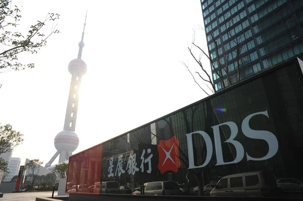 Een Bewegwijzering Van Development Bank Singapore Dbs Zien Shanghai China — Stockfoto