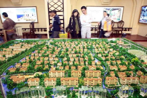 2011年10月3日 中国上海房地产交易会期间 购房者查看住宅公寓和别墅项目模型建筑 — 图库照片
